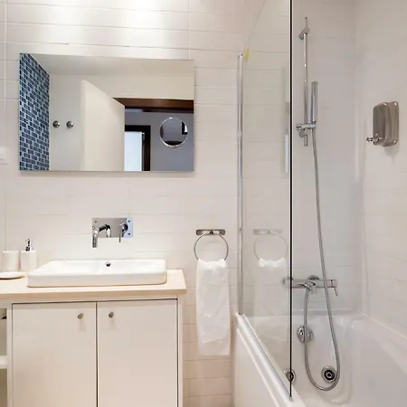 Alfama Modern Two-bedroom W/ River View And Parking - By Lu Holidays דירה ליסבון