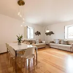 Alfama Modern Two-bedroom W/ River View And Parking - By Lu Holidays Daire